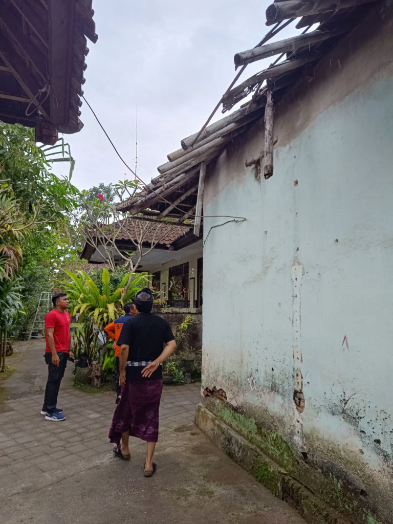 Atap Dapur Jebol di Jalan Raya Penarungan, Banjar Blumbang, Desa Penarungan, Kecamatan Mengwi Tanggal 02 Juni 2023
